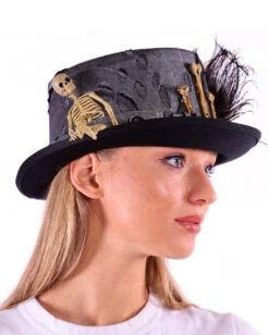 Dunkler Voodoo Hut Mit Skelett Und Feder -Halloween/Cosplay schwarzer voodoo kostuemhut mit federn und knochen fuer halloween voodoo kostuemzubehoer voodoo verkleidungszubehoer voodoo accessoire 53412 2