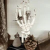Skeletthand Schmuckständer 1 Skeletthand Schmuckständer -Halloween/Cosplay skeletthand schmuckhalter skeletthand schmuckstaender skeleton hand jewellery stand 53198 02